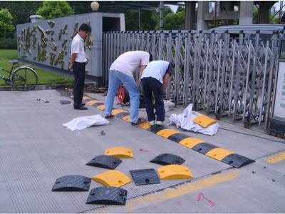 晋江交通设施用品 - 橡胶/铸钢减速带道路安全 - 可安装