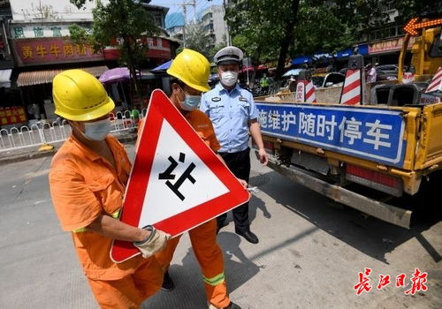 武汉全力保障秋季开学,校园周边维护交通指示标牌